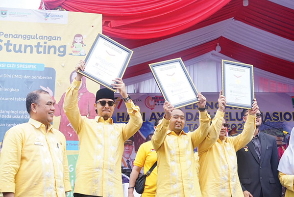 Bukittinggi Pecahkan Rekor Dunia Sajian 5.110 Gelas Teh Talua 1 REKOR DUNIA— Wagub Sumbar Audy Joinaldi bersama Wako Bukittinggi Erman Safar memperlihatkan piagam yang diterima Bukittinggi atas prestasi pecahkan rekor dunia sajian Teh Talua sebanyak 5110 gelas.