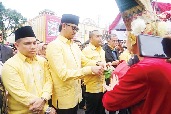 Ditutup dengan Rekor Muri Penyajian Ribuan Teh Talua, Bukittinggi Sukses Penyelengaraan HATN 1 TARI PASAMBAHAN— Wagub Sumbar dan Wako Bukittinggi disambut Tari Pasambahan saat menghadiri puncak peringatan HATN 2022, Minggu (16/10) di Pelataran Jam Gadang, Bukittngggi.