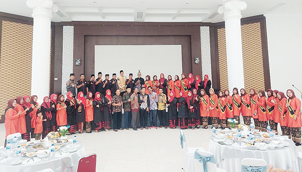 FOTO BERSAMA— Bundo Kanduang Koto Pagar Alam bersama Sekda Bukittinggi Martias Wanto disela kunjungan ke Bukittinggi, Minggu (9/10).