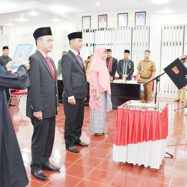 PELANTIKAN— Bupati Agam melantik tiga pejabat Administrator dan Pengawas di lingkungan Dinas Kependudukan dan Pencatatan Sipil (Disdukcapil) Agam Andri Warman, Selasa (25/10).