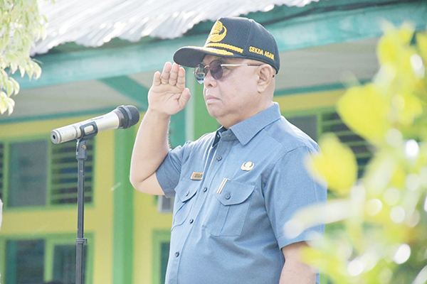 Jadi Pembina Upacara, Sekda: Pendidikan Kunci Sukses Membangun Masa Depan 1 PEMBINA UPACARA— Sekda Agam Edi Busti saat menjadi pembina upacara di SMKN 1 Tanjung Raya, Senin (3/10).