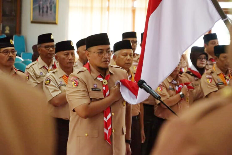 PENGUKUHAN— Wabup Tanah Datar Richi Arpian memegang bendera saat pengukuhan dirinya sebagai Ketua Kwarcab 0304 Tanah Datar bersamaan Lembaga Pemeriksa Keuangan (LPK) dan Pengurus Kwarcab Gerakan Pramuka 0304 Tanah Datar lainnya.