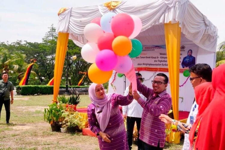 LEPAS—Bupati Eka Putra bersama isteri melepas balon saat Buka Lomba Kreatifitas TK se Tanah Datar.