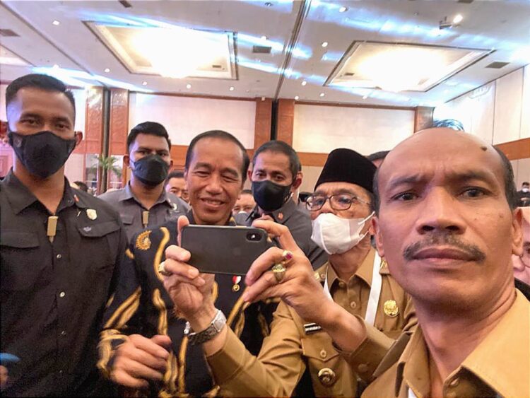 Bupati Limapuluh Kota Komitmen Jalankan Perintah Presiden 1 FOTO BERSAMA—Bupat Limapuluhkota i Safaruddin foto dengan Presiden RI Jokowi.