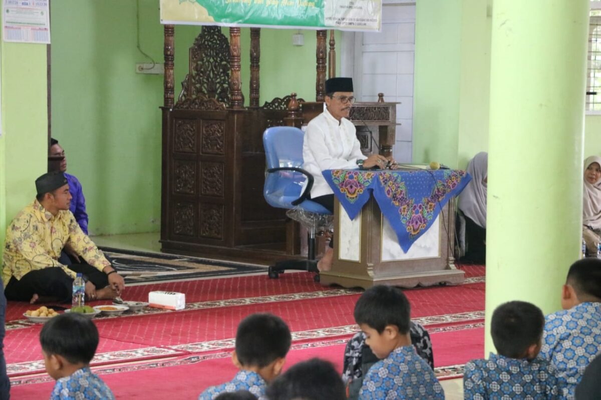 Bupati Lima Puluh Kota menghadiri acara peringatan maulid nabi Muhammad SAW di Guguak bersama siswa SD SMP dan masyarakat.