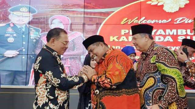 Bupati Suhatri Bur Hadiri, Welcome Dinner Kapolda Sumbar Irjen Pol Suharyono Sik SH 1 SALAMAN—Bupati Padangpariaman Suhatri Bur salaman dengan kapolda Sumbar yang baru.