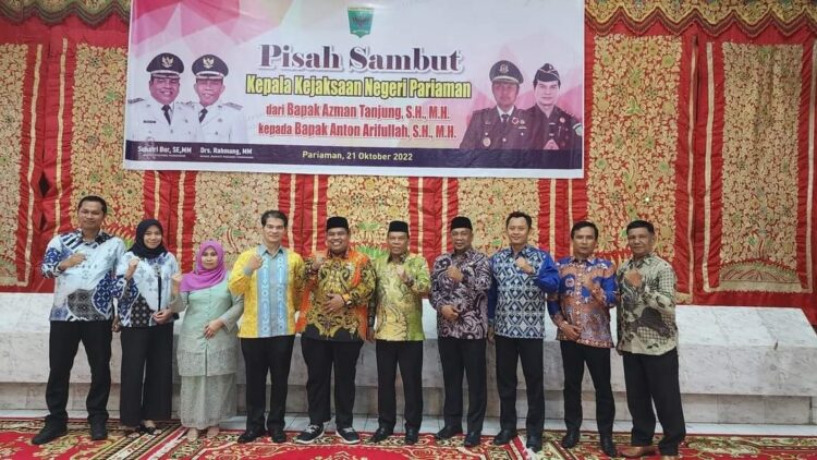 FOTIO BERSAMA—Bupati Padangpariaman Suhatri Bur foto bersama usai pertemuan dalam acara pisah sambut  Kajari Pariaman lama Asman Tanjung dengan Anton Afrifulah.