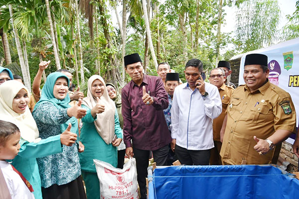 LAUNCHING SRSK— Bupati Padangpariaman Suhatri Bur, Ketua TP PKK Yusnita Suhatri Bur  Kepala Dinas Perikanan Khairul Nizam saat launching Satu Rumah Satu Kolam (SRSK).