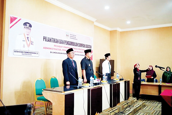 LANTIK—Bupati Sutan Riska Tuanku Kerajaan didampingi staf Ahli, Khairuddin dan Kepala BKPSDM, Yusrizal saat melantik Tiga Pejabat Pratama.