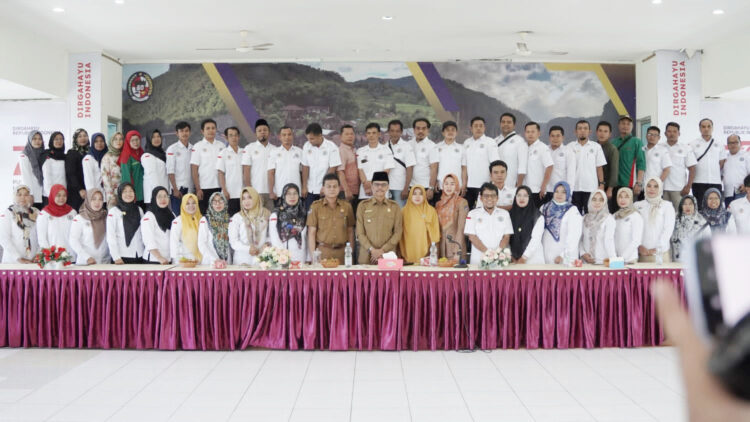 Bupati Limapuluh Kota Temu Ramah dengan TPP, 3 Persen Dana Desa untuk Biaya Operasional 1 TEMU RAMAH— Bupati Limapuluh Kota Safaruddin Dt. Bandaro Rajo berfoto bersama usai melakukan kegiatan temu ramah dengan Tenaga Pendamping Profesional (TPP) se-Kabupaten Limapuluh Kota, di aula kantor bupati, Selasa (11/10).