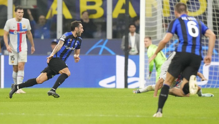 (1) Inter Milan VS Barcelona (0), Barcelona Gigit Jari 1 SELEBRASI— Hakan Calhanoglu melakukan selebrasi usai mencetak gol tunggal ke gawang Barcelona saat keduanya bentrok pada matchday ketiga Grup C Liga Champions 2022-2023, di Stadion Giuseppe Meazza, Milan, Rabu (5/10) dini hari WIB.