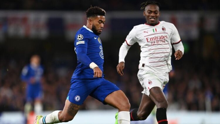 DUEL-Pemain Chelsea Reece James berduel dengan Rafael Leao saat tim keduanya bersua di laga ke-3 penyisihan grup UCL 2022/2023 di stadion Stamford Bridge (markas Chelsea). Chelsea berhasil meneng dalam pertandingan ini dengan skor 3-0.