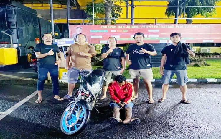 PENCURI MOTOR— 
Pelaku RP (25) yang terlibat kasus pencurian sepeda motor ditangkap 
Tim Klewang Polresta Padang.