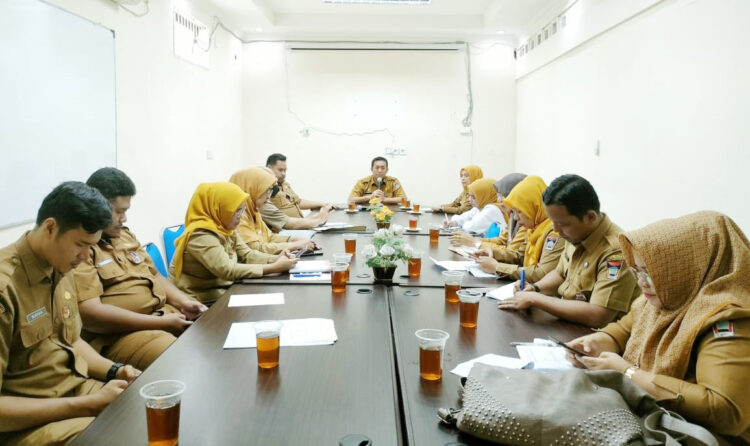 GELAR PERTEMUAN Kepala Disdukcapil Kota Padang Teddy Antonius saat menggelar pertemuan bersama Dinkes Padang, serta perwakilan dari kecamatan se-Kota Padang membahas upaya penanganan stunting, Senin (10/10).