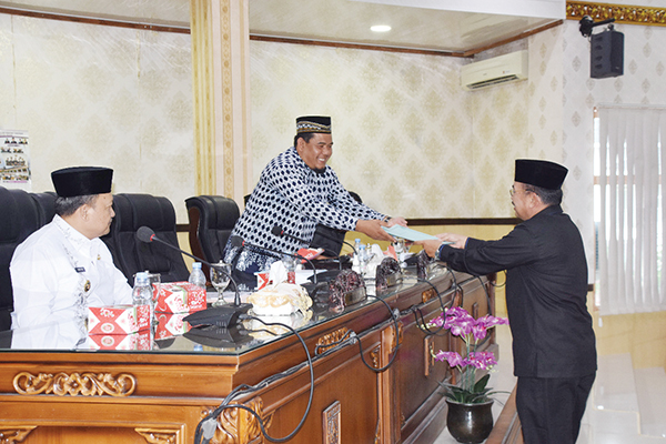 RAPAT PARIPURNA— DPRD Agam menggelar Rapat Paripurna di Aula Utama DPRD, Jumat (7/10). Rapat tersebut mengagendakan penyampaian pandangan umum fraksi terhadap RAPBD TA 2023.