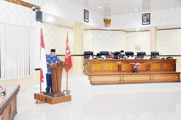 Rapat Paripurna DPRD Agam, Bupati Komit Tingkatkan PAD dari Sektor Pajak Daerah 1 JAWABAN BUPATI— Andri Warman memberikan sambutan dalam Rapat Paripurna penyampaian Jawaban Bupati atas Pandangan Umum Fraksi DPRD terhadap Ranperda tentang Pajak dan Retribusi Daerah, di Aula Utama DPRD setempat, Kamis (13/10).