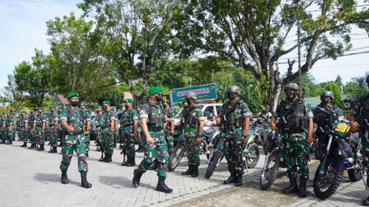 PERIKSA PASUKAN— Komandan Kodim 0310/SS, Letkol. Inf. Endik Hendra Sandi,S.Sos. M.I. Pol periksa pasukan.