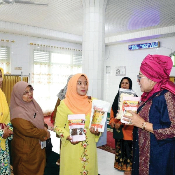 PEREMPUAN INSPIRATIF— Tim Penilai Lomba Perempuan Inspiratif tingkat Kabupaten Agam lakukan verifikasi lapangan terhadap 3 orang perempuan inspiratif di tiga kecamatan secara bertahap.