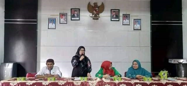 Dasawisma Darah Putih Lima Korong Kiambang, Wakili Padangpariaman ke Sumbar 1 ARAHAN—Ketua TP PKK Padangpariaman Yusrita Suhatri Bur, berikan arahan saat pertemuan dengan TP-PKK 2x11 Enam Lingkung.