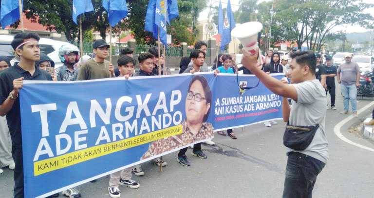 Demo Ade Armando Olah Fotonyo Stek yah bia jan samo jo online yah