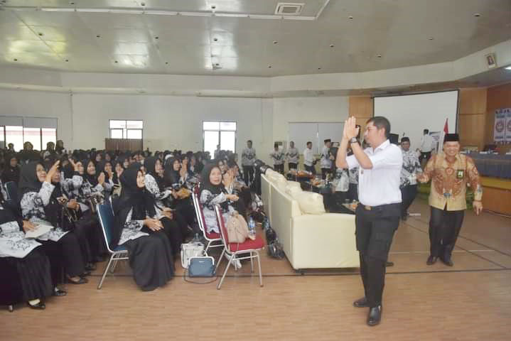 HADIRI—Deri Astai dan guru yang tergabung dalam PGRI memperingati HUT PGRI ke-77 ikut menghadiri.