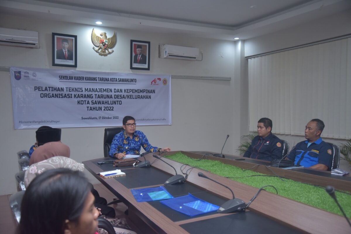 Deri Asta memberikan materi pelatihan untuk Karang Taruna Kota Sawahlunto.