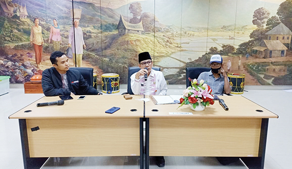 Beragam Kesenian Daerah Tampil di PKD 2022 1 PEMAPARAN—Kepala Dinas Kebudayaan Sumbar Syaifullah saat memaparkan agenda PKD 2022 yang digelar mulai tanggal 1-5 Oktober 2022.