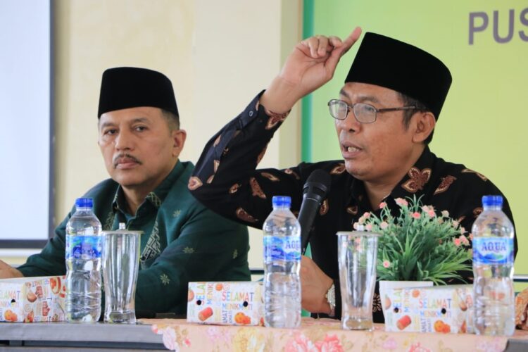PEMBINAAN— Direktur Bina Umrah dan Haji Khusus, Ditjen PHU Kemenag RI, Nur Arifin saat melakukan pembinaan di Pelayanan Haji dan Umrah Terpadu (Pelhut) Kota Padang, Minggu (16/10).