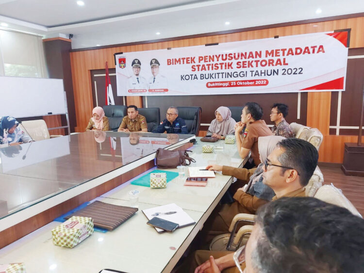 BIMTEK— Bimtek yang diadakan oleh Diskomifo Bukittinggi dalam rangka penuyusunan Metadata Statistik Sektoral di Ruang Rapat Balai Kota Bukittinggi pada Selasa (25/10).