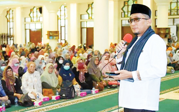 DOA BERSAMA— Wako Hendri Septa memimpin doa bersama yang diadakan oleh Pemko Padang dalam mengenang tragedi Kanjuruhan, di Mesjid Agung Nurul Iman, Kota Padang, Jumat (7/10).