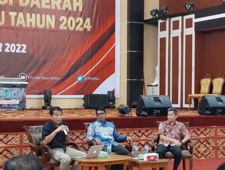Pengamat Pengamat politik Universitas Andalas Padang, Dr Asrinaldi, menegaskan pendidikan tentang  tata cara memilih ke masyarakat wajib ditingkatkan.