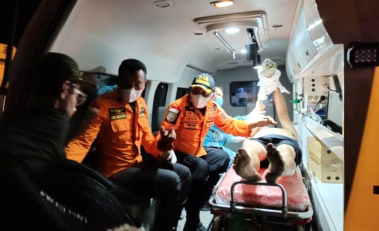 Bule Amerika Kecelekaan saat Main Surfing di Kabupaten Kepulauan Mentawai, Dievakuasi Tim SAR, Jari Tangan Putus 1 DIEVAKUASI— Wisatawan asal Amerika Serikat dievakuasi Tim SAR gabungan setelah mengalami jari putus saat surfing di Kepulauan Mentawai.