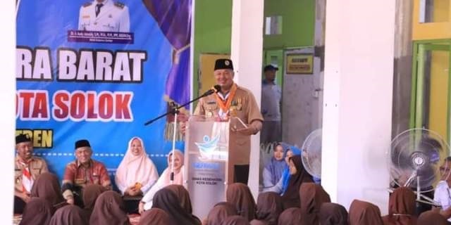 SAMBUTAN—Wako Zul Elfian dihadapan para santri di Pondok Pesantren  Al Mumtaz, Kota Solok berikan sambutan.