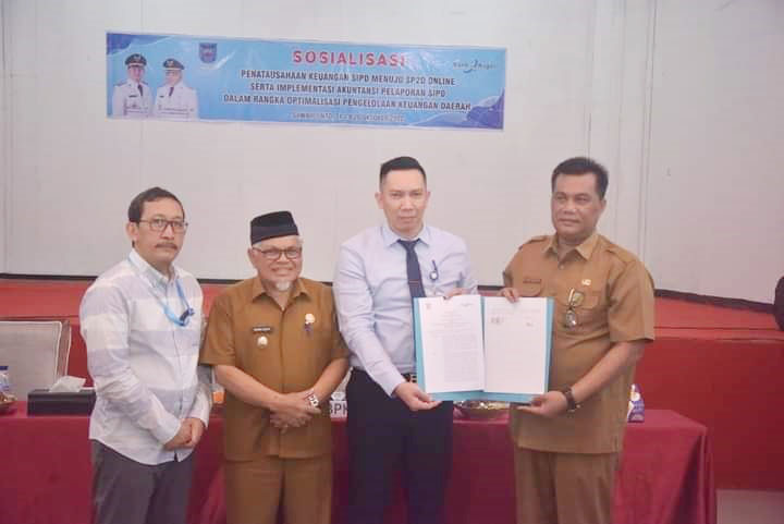 FOTO BERSAMA— Kepala Cabang Bank Nagari Sawahlunto Rusdi dan Kepala BPKAD Sawahlunto Afridarman didampingi Wakil Wali Kota Zohirin Sayuti dan Pemateri Didik Joko Gagat Sidi Wardono berfoto bersama usai penandatanganan kerjasama antara Pemko Sawahlunto dan Bank Nagari