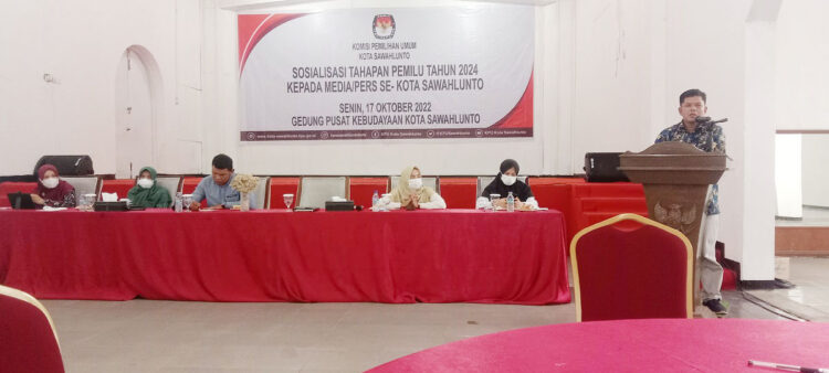 SOSIALISASI TAHAPAN VERIFIKASI FAKTUAL— Ketua KPU Sawahlunto Fadhlan Armey  mensosialisasikan verifikasi faktual kepada awak media.