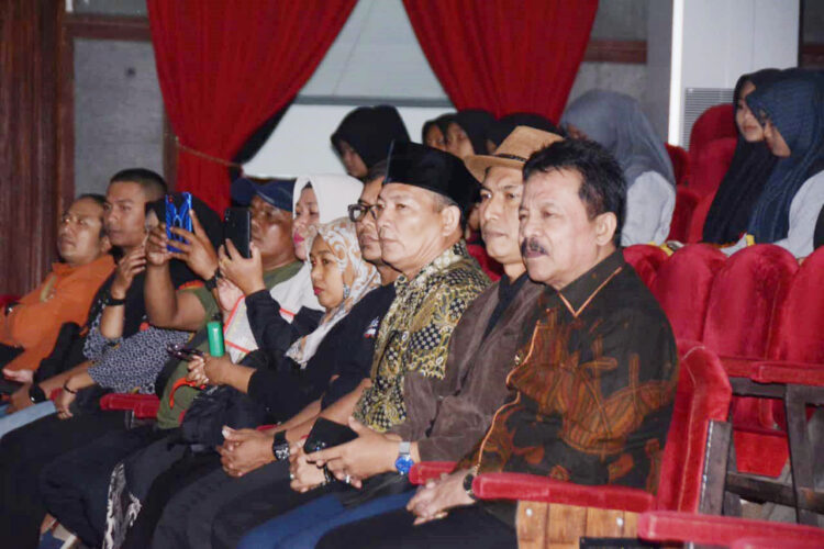 FESTIVAL MENTARI—Wakil Wali Kota, Drs. Asrul saat menghadiri  Festival MenTARI II yang dihelat Komunitas Serikat Koreografer Cahaya Indonesia.