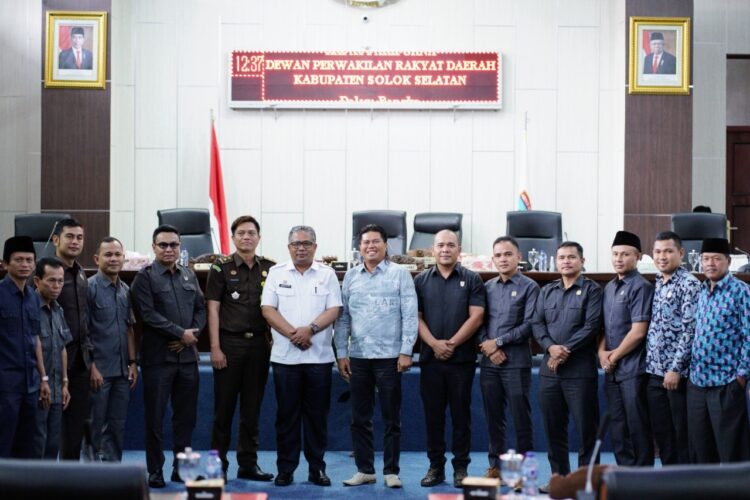 foto bersama— Sekretaris Daerah Solok Selatan, Syamsurizaldi berfoto bersama dengan pimpinan DPRD Kabupaten Solok Selatan, usai penyampaian Pengantar Nota Keuangan RAPBD 2023 kepada DPRD Solok Selatan, Rabu (5/10).