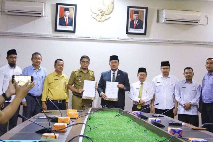 MOU PERGURUAN TINGGI—Wako Deri Asta memperlihatkan MoU kerja sama dengan UIN Mahmud Yunus  Batusangkar .