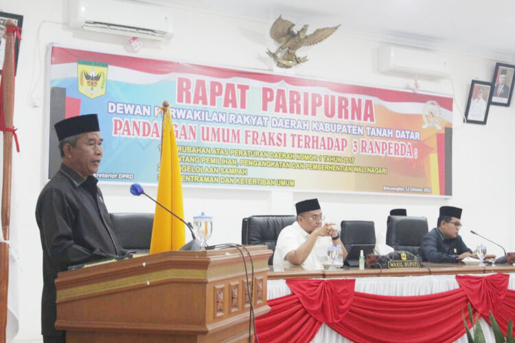 PANDANGAN UMUM—Zulhadi juru bicara F.PPP menyampaikan pandangan umum dalam sidang paripurna DPRD Tanahdatar.