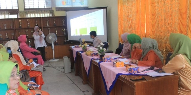 pertemuan GOW— GOW Kota Solok melakukan pertemuan bulanan di aula sekretariat TP PKK Kota Solok dan membahas isu penanganan kasus penyakit TBC, demam berdarah dan Penyakit Kulit Frambusia.