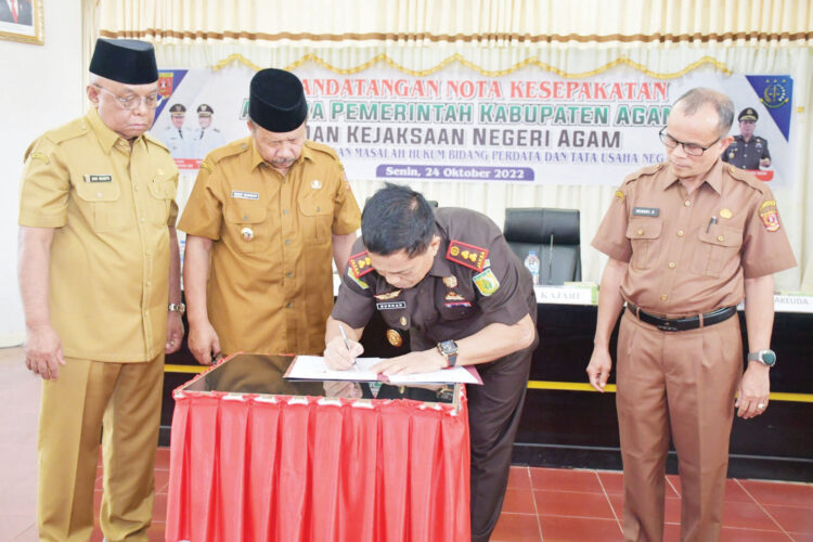 TANDATANGAN KERJASAMA— Bupati bersama Kepala Kejaksaan Negeri Agam melakukan penandatangan kerjasama penanganan masalah hukum perdata dan tata usaha negara diruang lingkup Pemkab Agam, Senin (24/10).