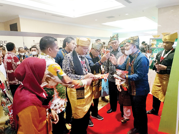Pada 2nd Northern Forum SKK Migas, Gubernur Mahyeldi Bahas Eksplorasi Migas di Sumbagut Tahun 2023 1 SAMBUT— Gubernur Sumatera Barat, Buya Mahyeldi saat sampai di lokasi acara Hotel Adimulia Medan, Kamis (27/10), disambut panitia.