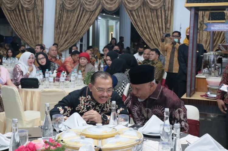 Utamakan Komunikasi Demi Kolaborasi, Gubernur Mahyeldi Sambut Hangat Kapolda Sumbar yang Baru 1 AKRAB—Kapolda Sumatera Barat (Sumbar) yang baru, Irjen.Pol Suharyono, S.I,K, SH terlihat akrab dengan Gubernur Sumbar Mahyeldi.