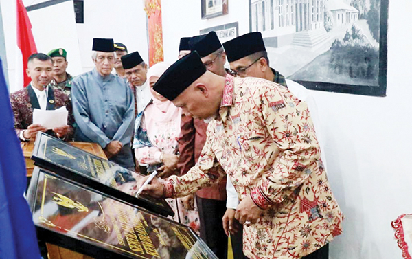 TANDA TANGAN PRASASTI— Gubernur Sumbar, Mahyeldi Ansharullah membubuhkan tanda tangan  pada prasasti SMAN 2 Bukittinggi yang dijadikan cagar budaya nasional.