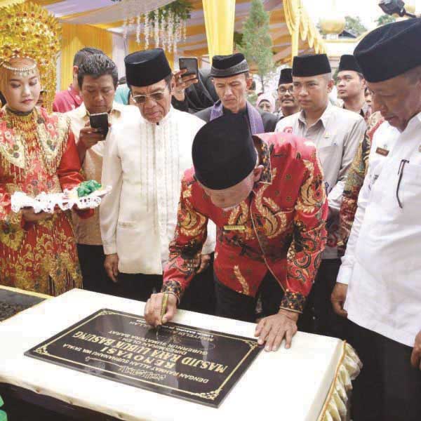 Gubernur Sumbar Resmikan Masjid Raya Lubuk Basung 1 TANDATANGAN—Gubernur Sumbar Resmikan Masjid Raya Lubuk Basung tandatangani prastasi tanda diresmikannya masjid.