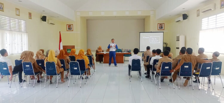 SERIUS— Para peserta sosialisasi serius mendengarkan pemaparan yang disampaikan oleh Instruktur Safety Riding Honda Hayati, Febriadi.