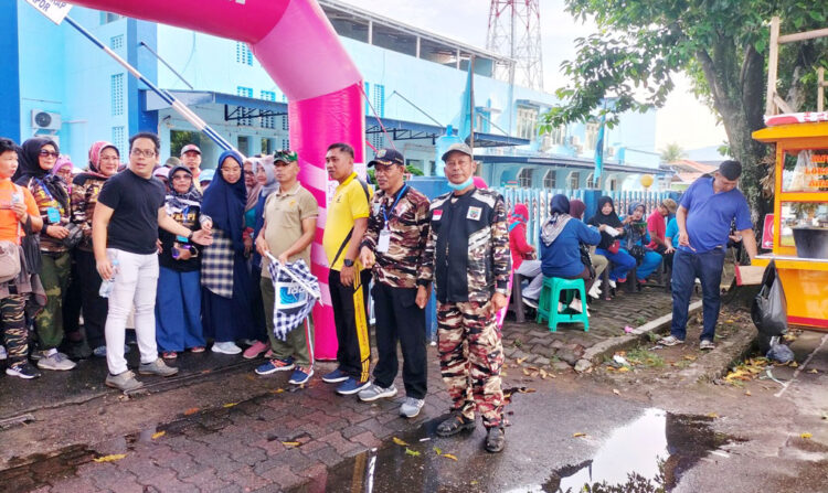 JALAN SANTAI— Pengurus dan anggota FKPPI gelar senam sehat dan jalan santai meriahkan HUT FKPPI ke 44 tahun, Minggu (9/10).