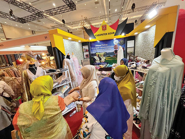 PAMERAN INACRAFT— Hari ke-2 penyelenggaraan pameran Inacraft on October 2022 Kamis (27/10), stand Kabupaten Agam diramaikan ratusan pengunjung dari berbagai kalangan.