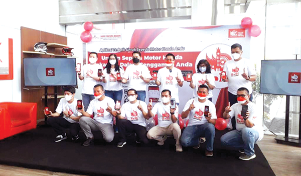 FOTO BERSAMA— Jajaran Management PT. HPM foto bersama sekaligus memperlihatkan aplikasi HOMI yang baru saja dilaunching, Kamis (6/10) di kantor PT. HPM, jalan Pemuda.