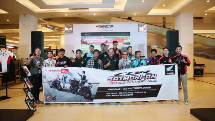 KOMUNITAS MOTOR— Bikers Honda yang tergabung dalam Komunitas CBR Indonesia Bukittinggi dan Payakumubuh, Pessel mengikuti launching Honda New CBR250RR.